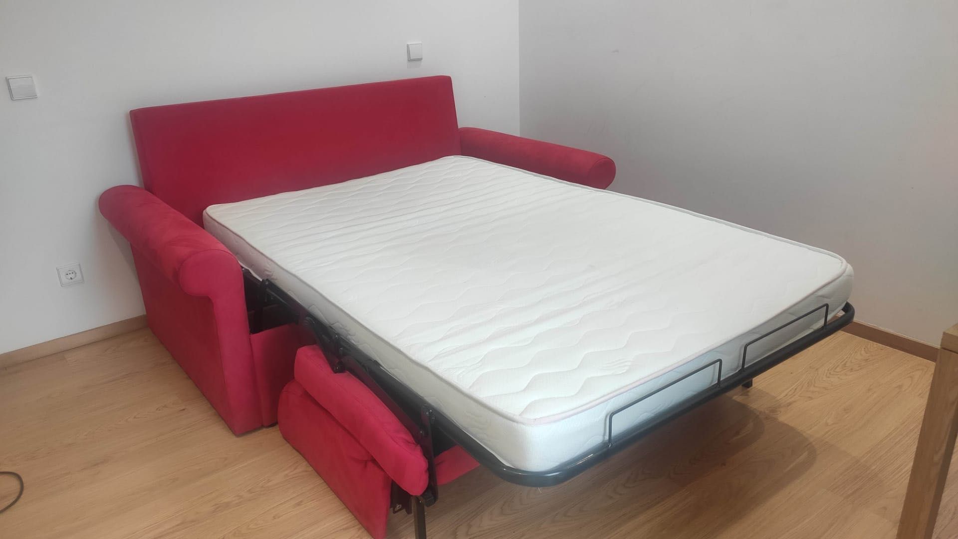 Sofá - cama vermelho extremamente confortável