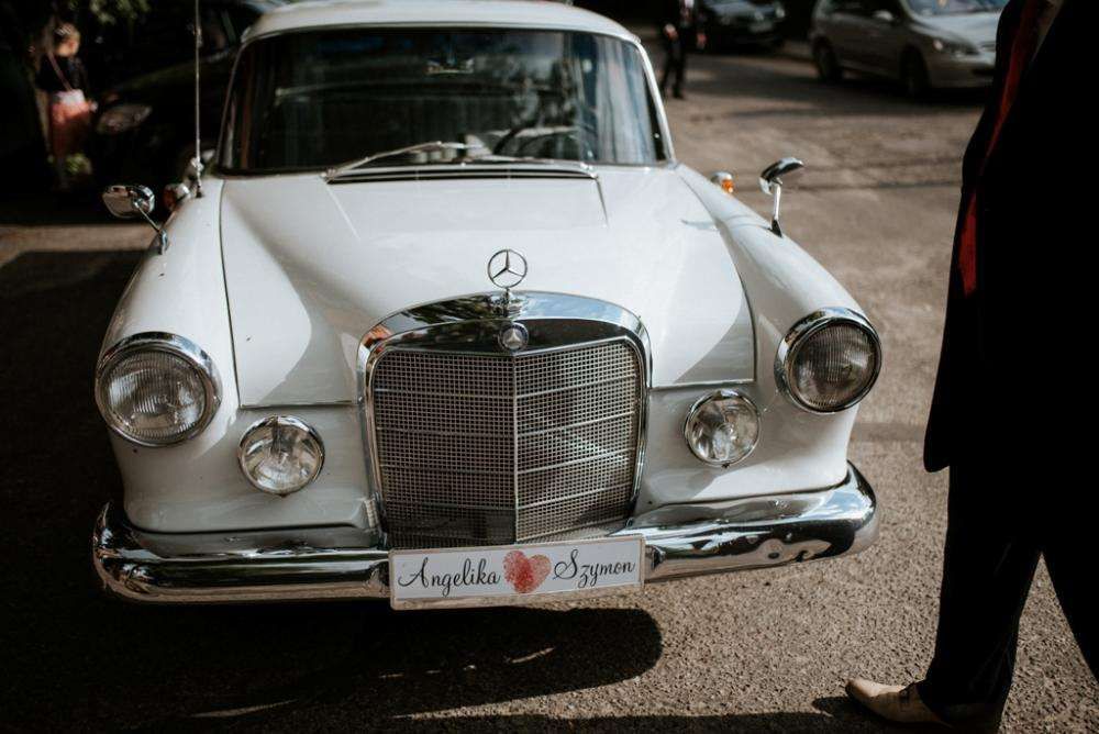 Pojazd do ślubu klasyczna limuzyna ponad 50-letni Mercedes retro