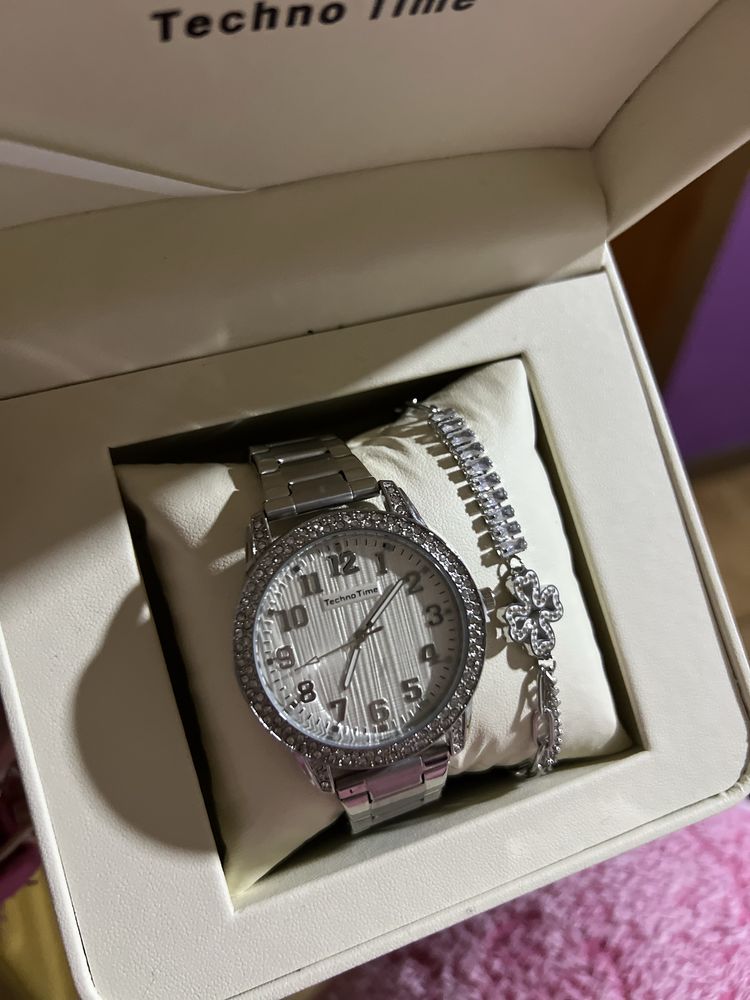 Conjunto de relógio e pulseira prata