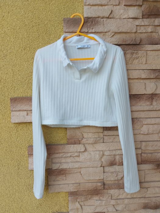 Krótka biała bluzka crop top z długim rękawem i kołnierzykiem