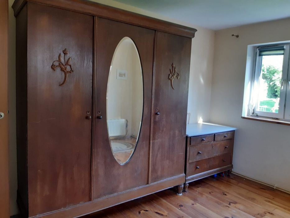 Stara szafa trzydrzwiowa.