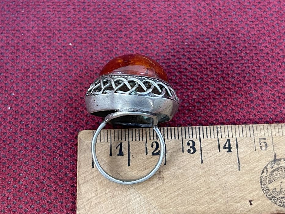 Stary Duży Metalowy Pierścionek z Bursztynem z Prl