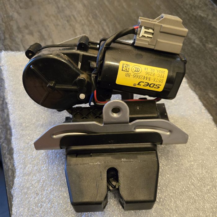 Продам замок задньої ляди Lincoln MKX. Аналог