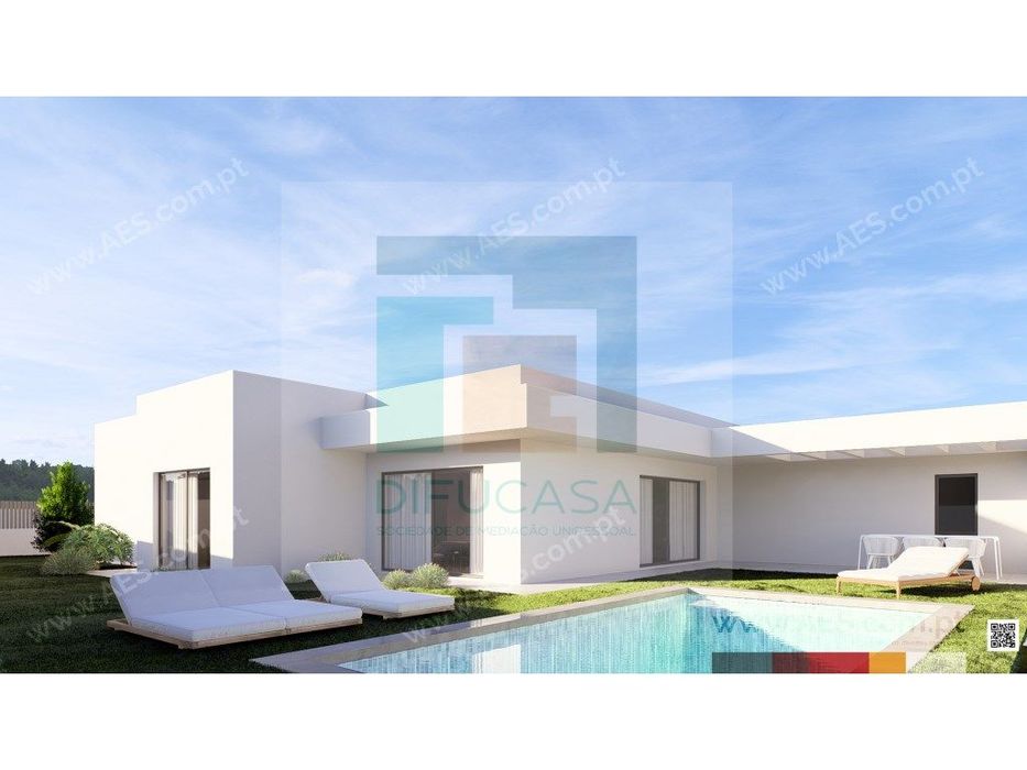 Moradia Isolada Térrea T4 com 4 Suítes, Piscina e Garagem