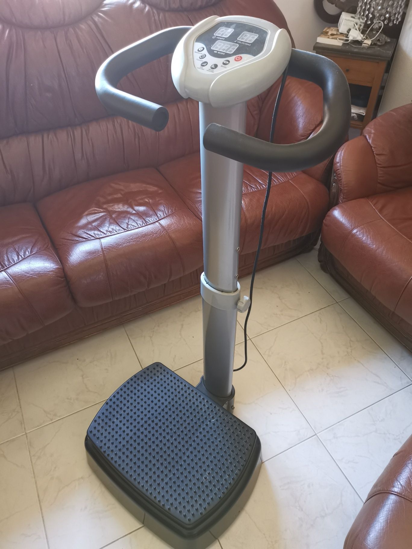 Sofás vintage com a máquina vibratória