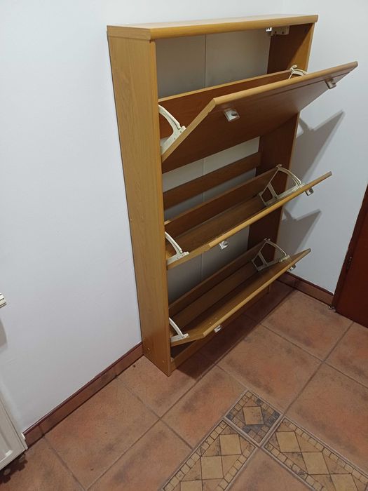 Szafka na buty z uchylnymi półkami