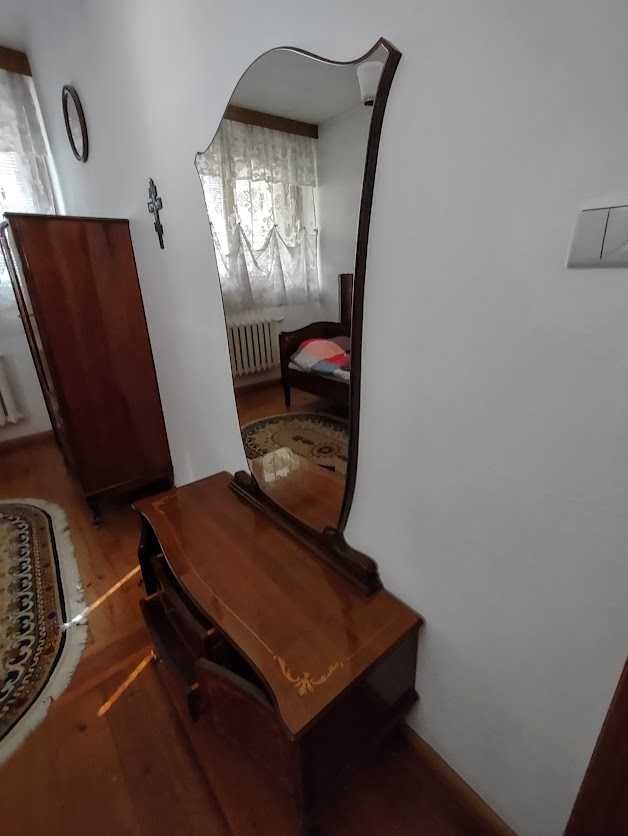 Sprzedam toaletkę z lustrem