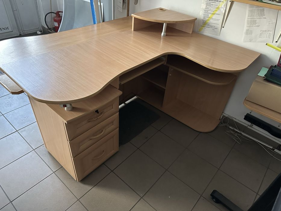 Duże biurko w dobrym stanie