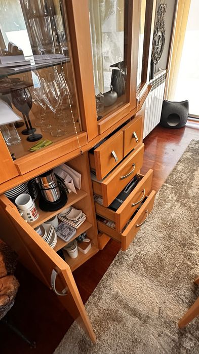 Conjunto mesa de sala de jantar com 6 cadeiras e Vitrina