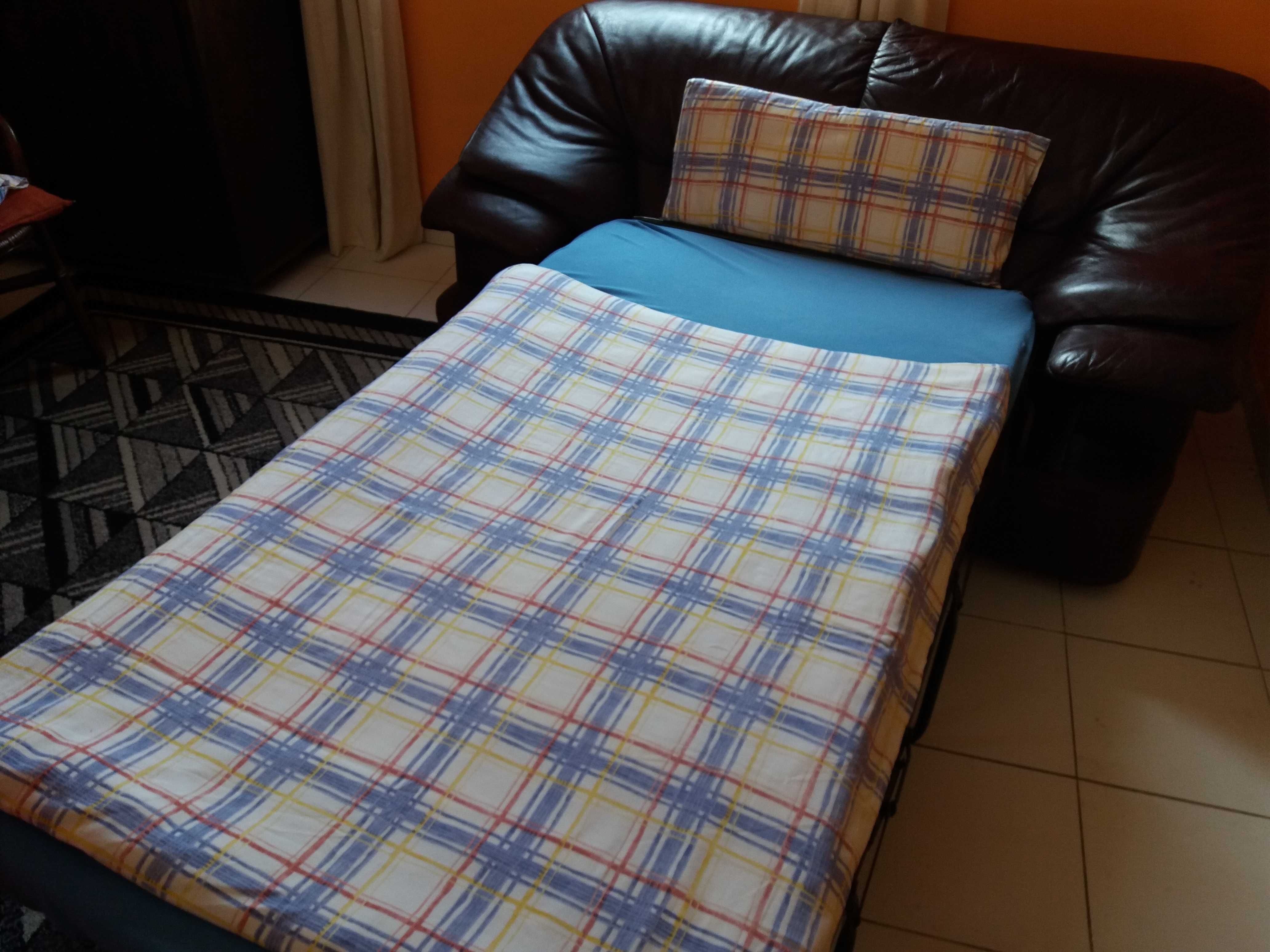 Sofá cama em pele c/colchao e poltrona
