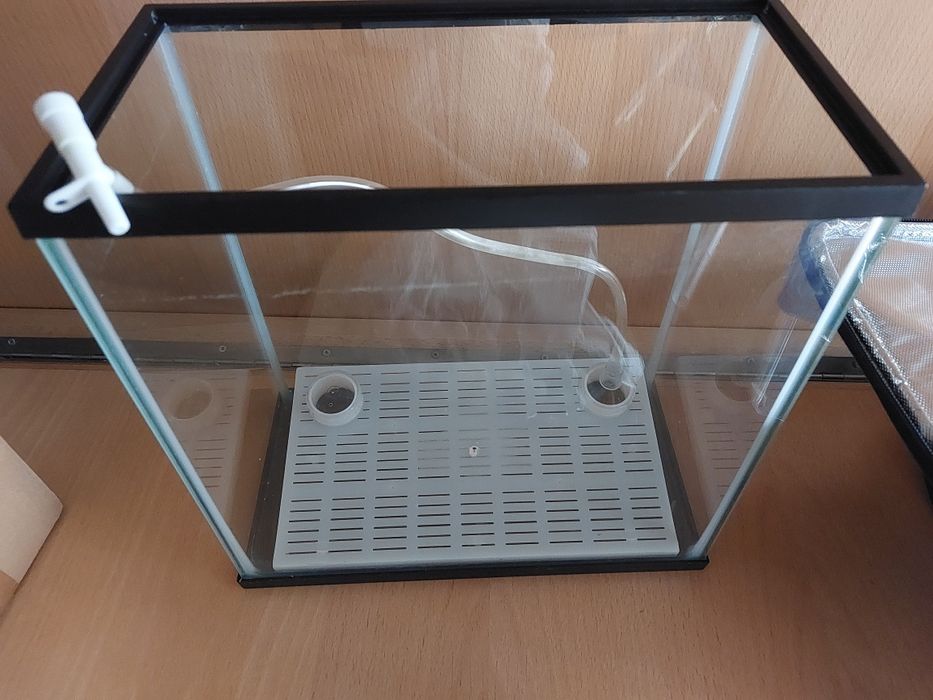 Aquário com motor e pedrinhas brancas