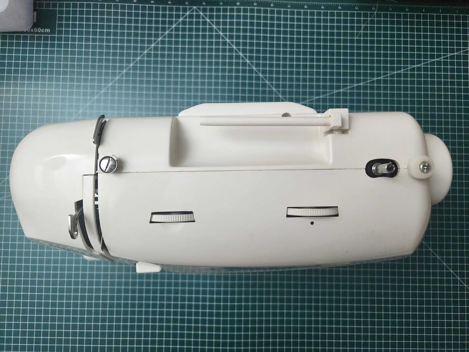 Máquina de Costura Singer Featherweight II (para peças ou arranjo)