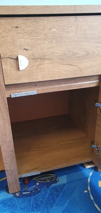 2 biurka zielone i brązowe