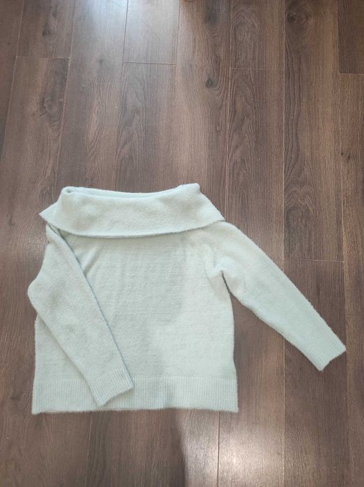 Пухнастий светр М спущеними плечима