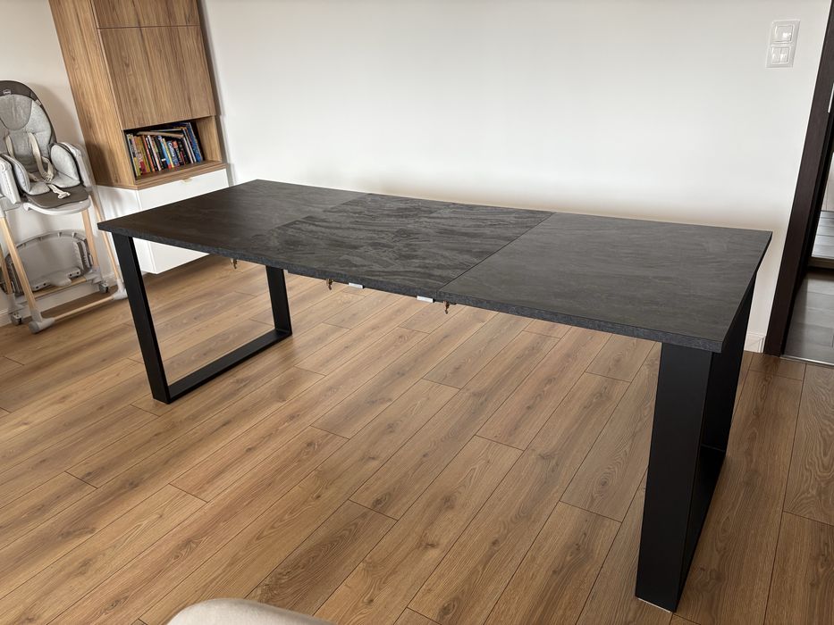 Stół rozkładany z metalowymi nogami