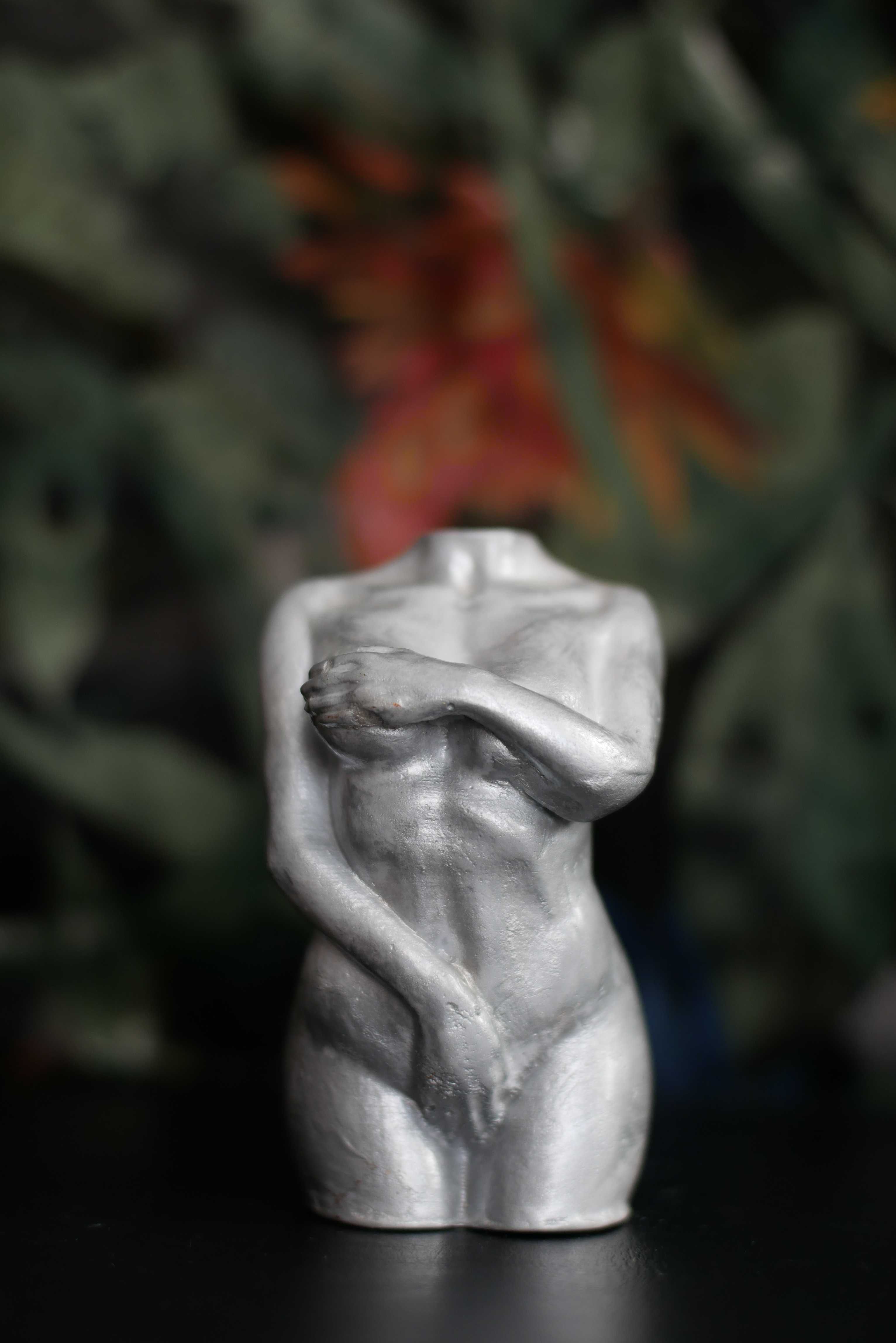 Rzeźba z gipsu / Kobieta / kolor srebrny metaliczny