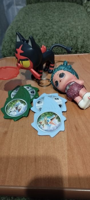 Игрушки, паняшки, персонажи с мультфильмов.