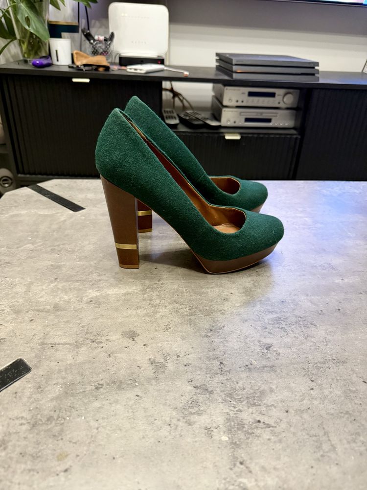 Buty na słupku Stradivarius zielone rozmiar 41