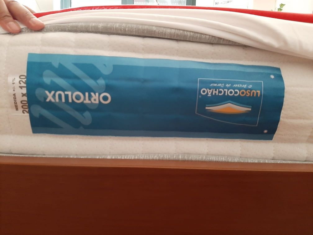 Cama individual com mesinha cabeceira