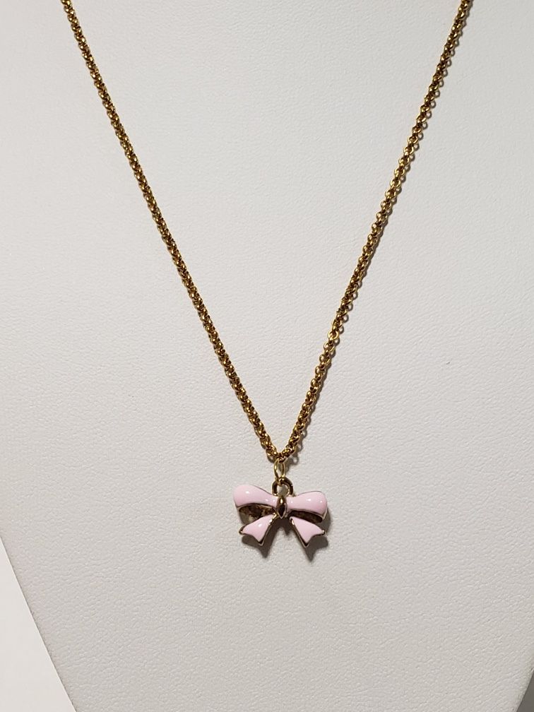 Fio em aço inoxidável dourado, com um lindo laço.