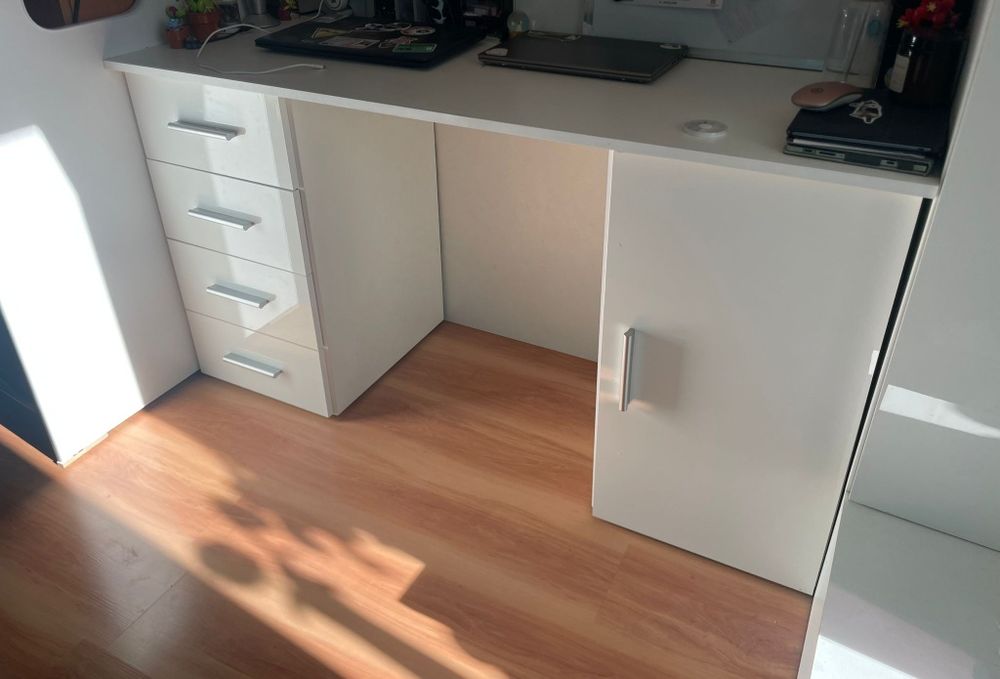 Świetne łóżko piętrowe z biurkiem i szafkami