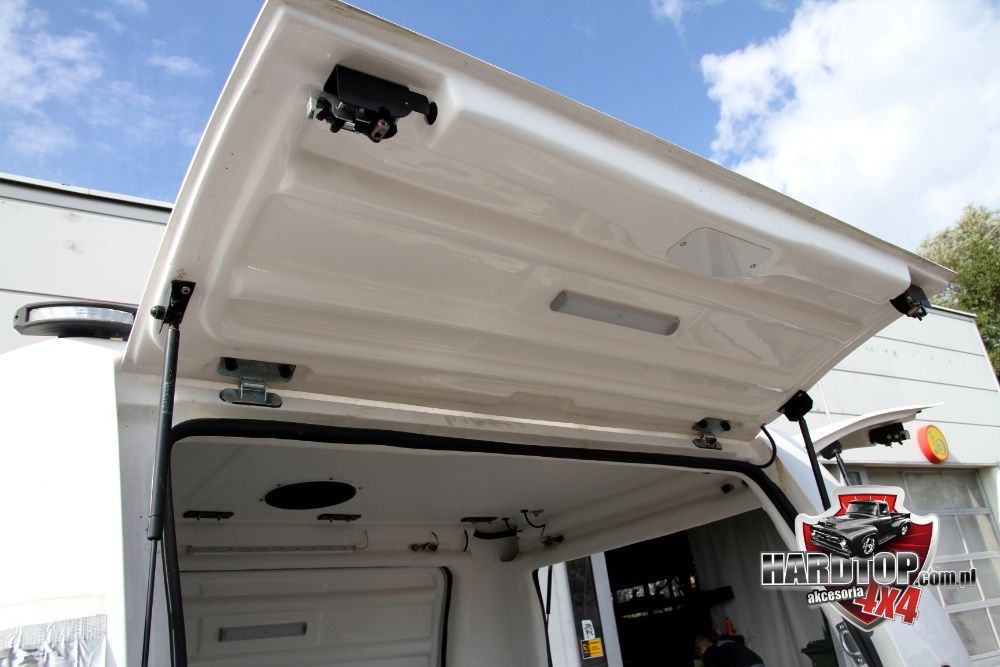 Zabudowa Toyota Hilux 2015 przemysłowa klapy boczne Truckman LED