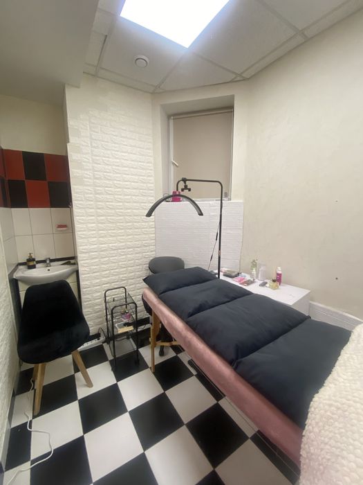 Місце для майстра манікюру,  окремий кабінет для лашмейкера,