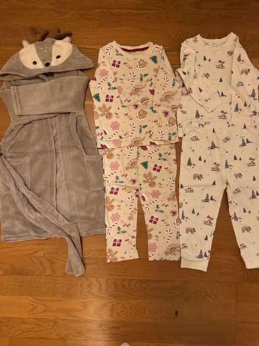 Szlafrok i dwie piżamki świąteczne