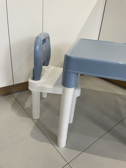 Plastikowy stolik dziecięcy z krzesłami