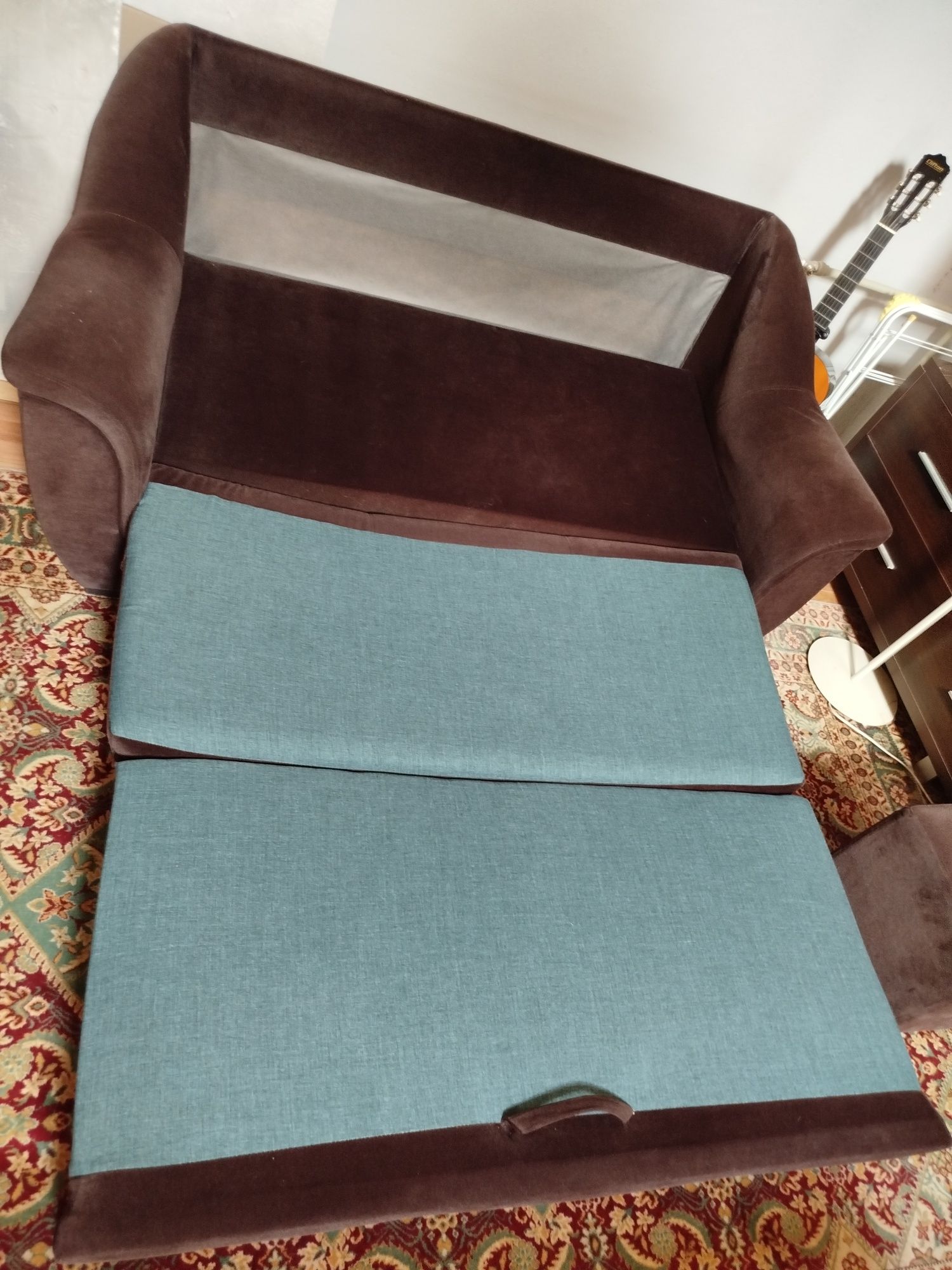 Sofa z funkcją spania + dwa pufy