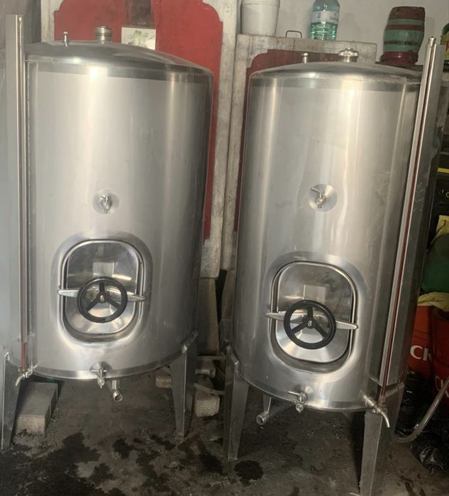 Depositos de inox, 500 litros e 350 litros
