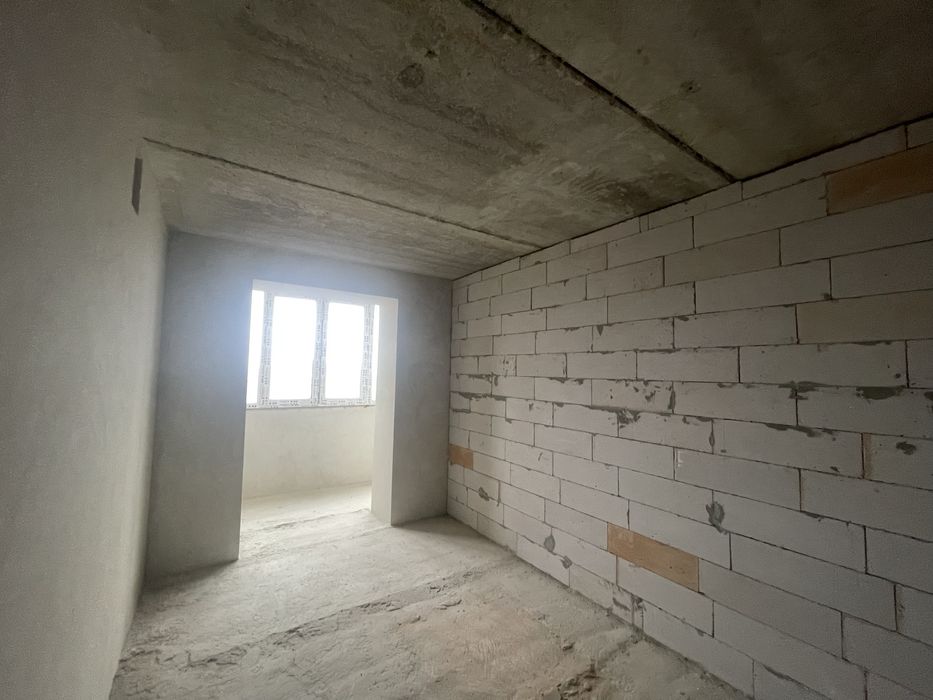 Просторий 1-кімнатний сирець на здачі