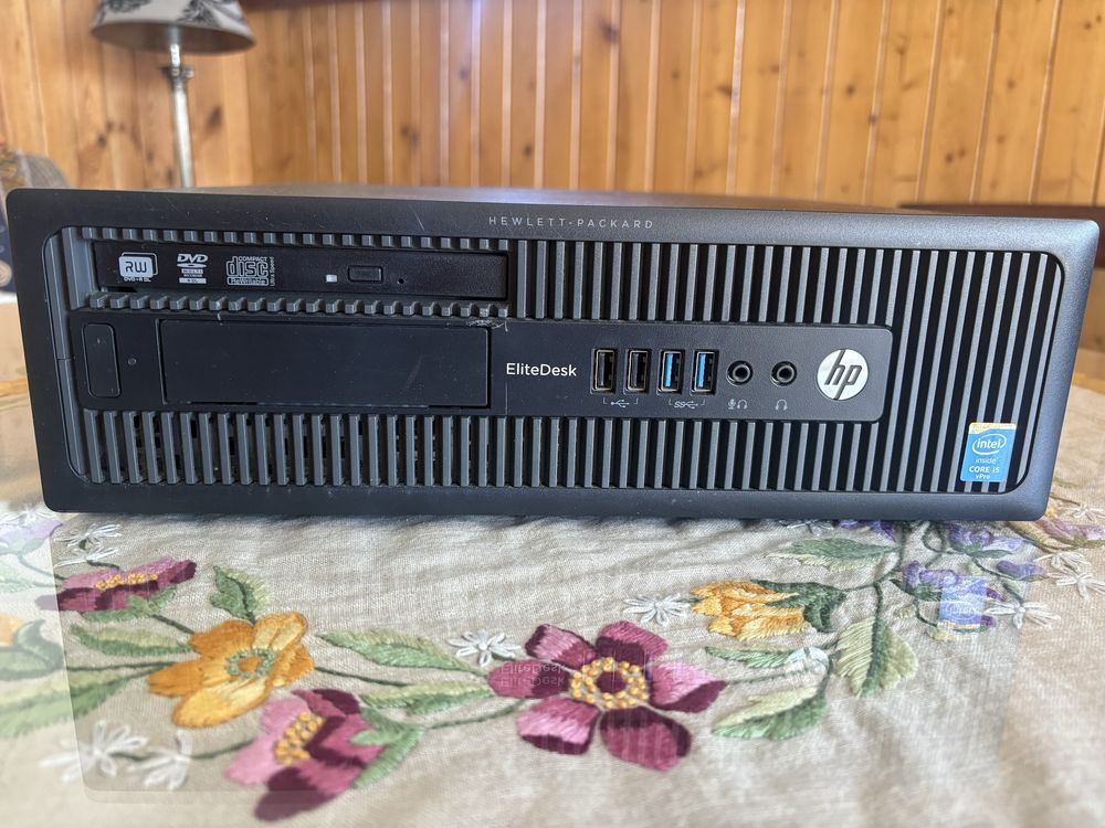 Komputer HP Elite Desk 800 G1 SFF z monitorem i klawiaturą