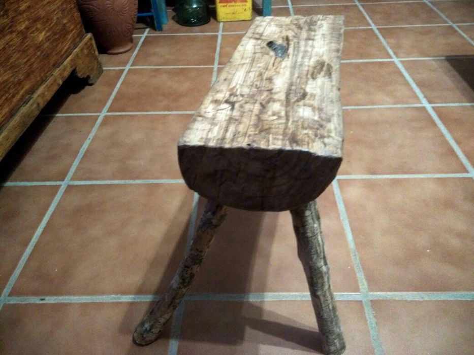 Banco com 3 pés muito bonito.