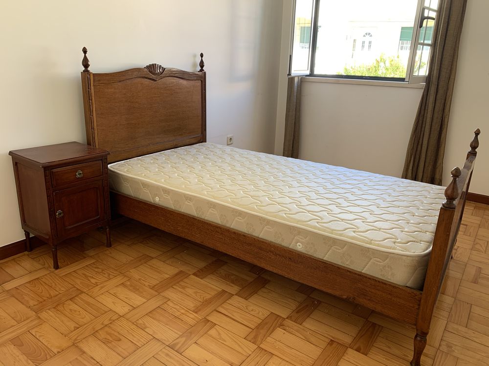 Cama de solteiro com mesinha de cabeceira