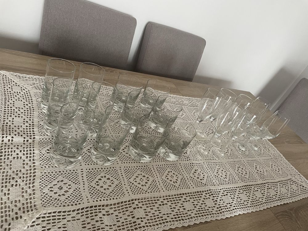Zestaw kieliszkow i szkalnek do drinkow