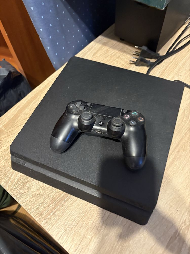 Konsola PS4 1TB w stanie bardzo dobrym
