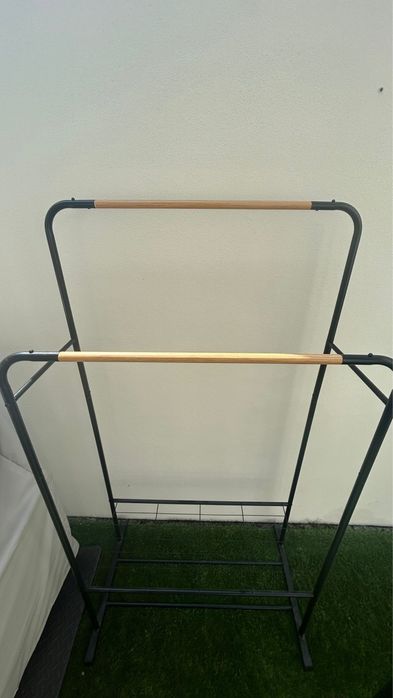 Cavalete duplo Artemis em metal arara de roupas