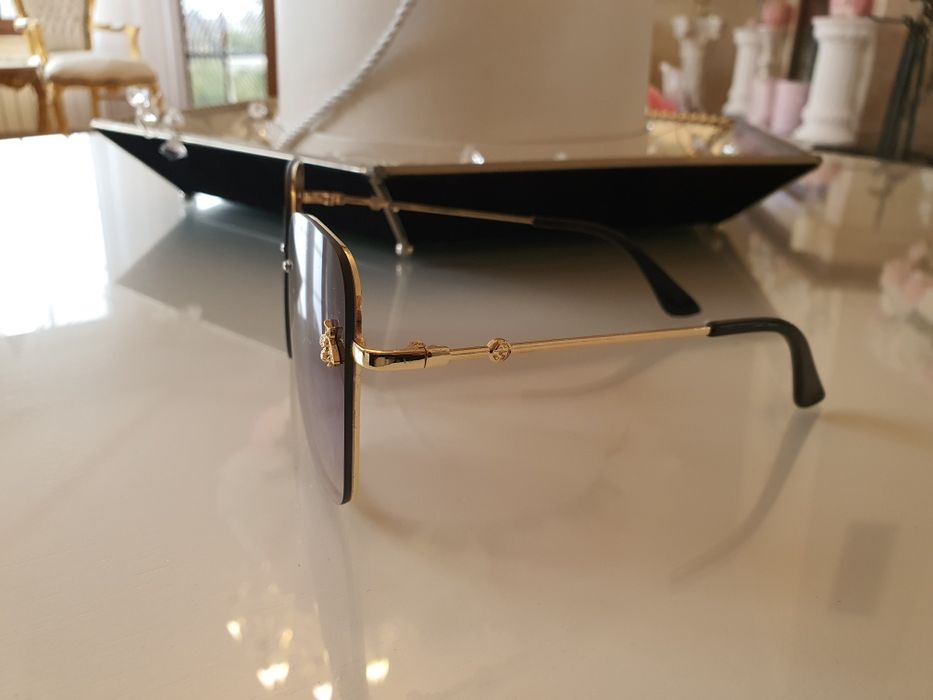 Piękne okulary przeciwsłoneczne z muchą złote