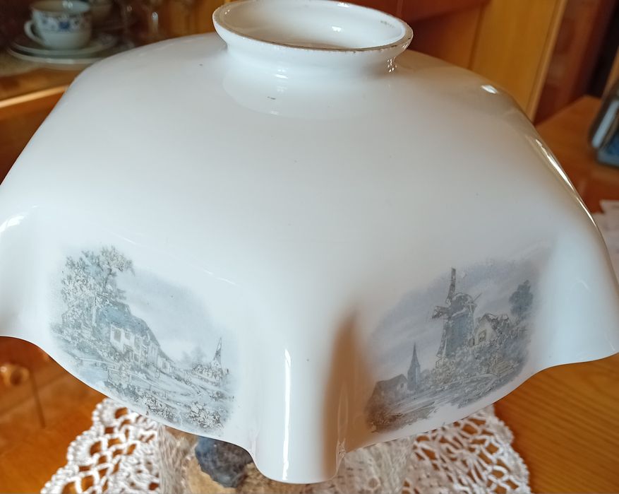 Stary klosz z cienkiej porcelany do lampy w stylu holenderski