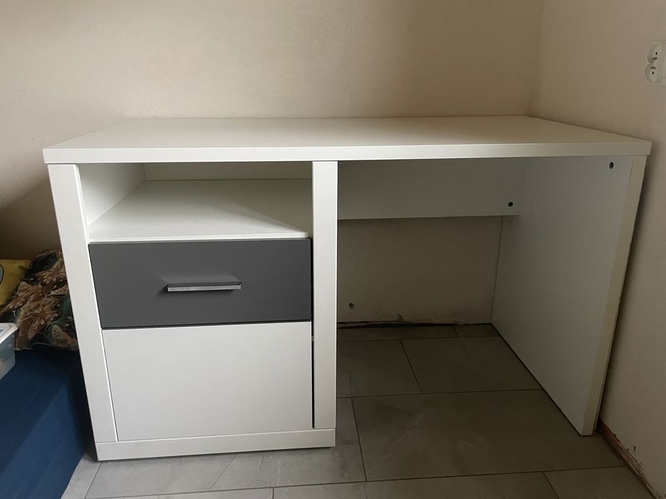 Białe biurko z szuflada