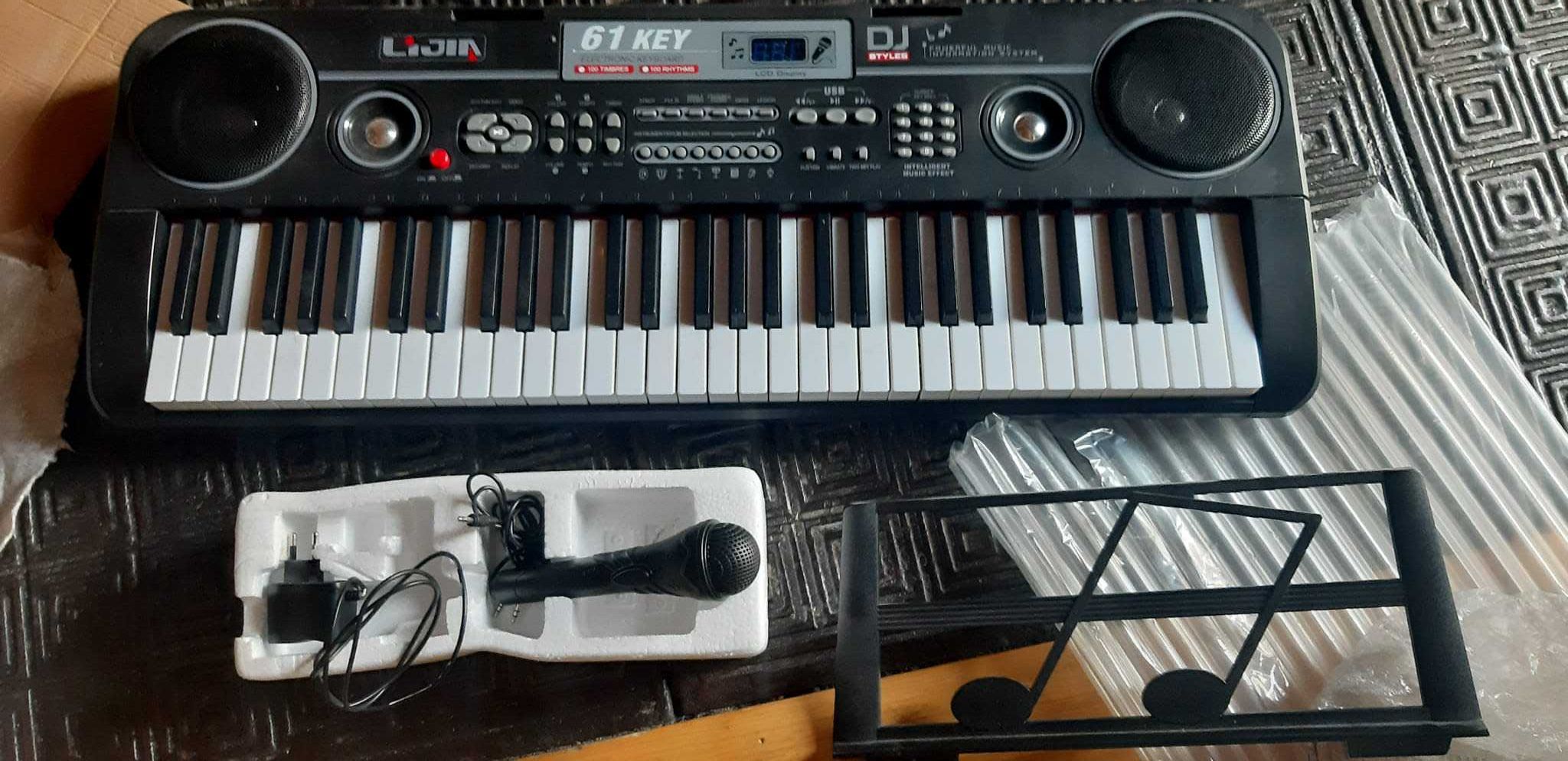 Keyboard razem ze stojakiem 61 Piano Keys, w bardzo dobrym stanie