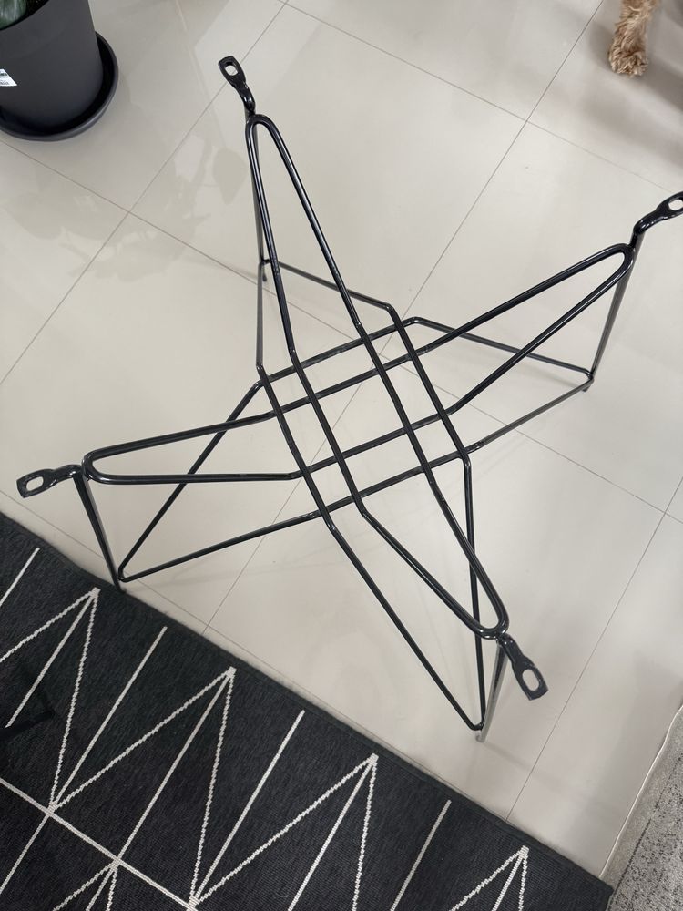Mesa de jantar preta e pes metálicos