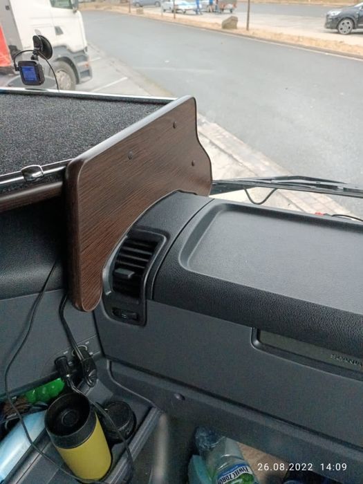 Поличка на торпеду Scania R