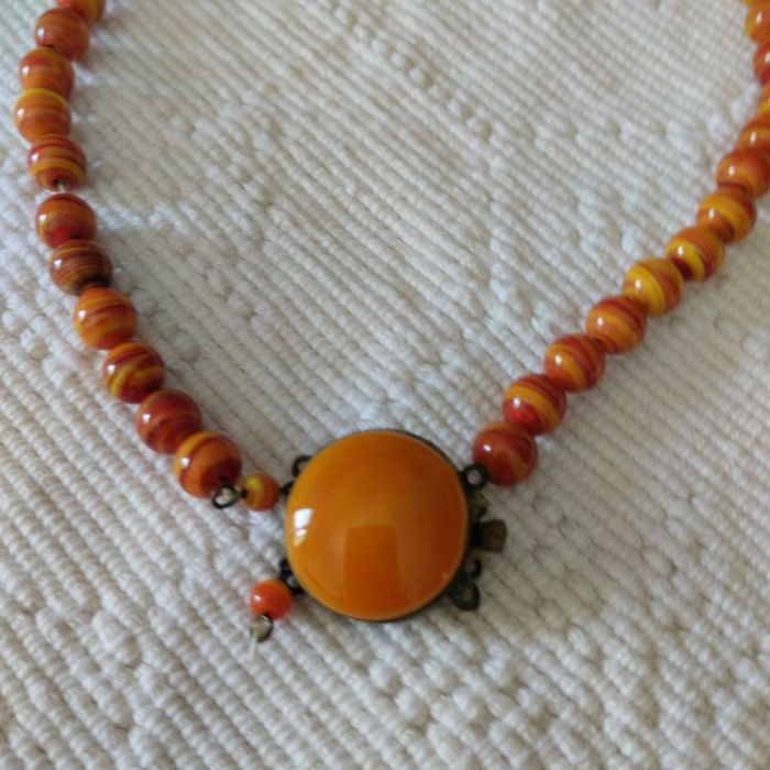 Colar antigo laranja