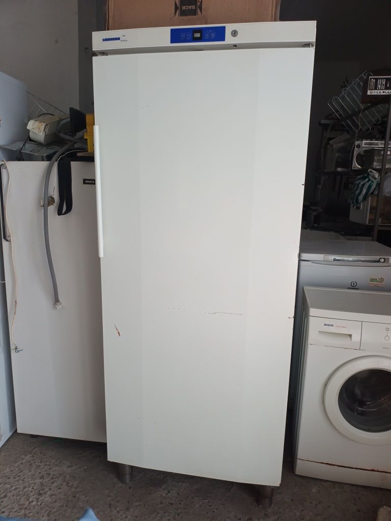 продам професійну холодильну шафу Liebherr GKv5710