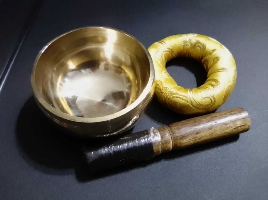 Misa tybetańska grająca gładka 8 -8.5 cm, pałka do rotacji, poduszka.