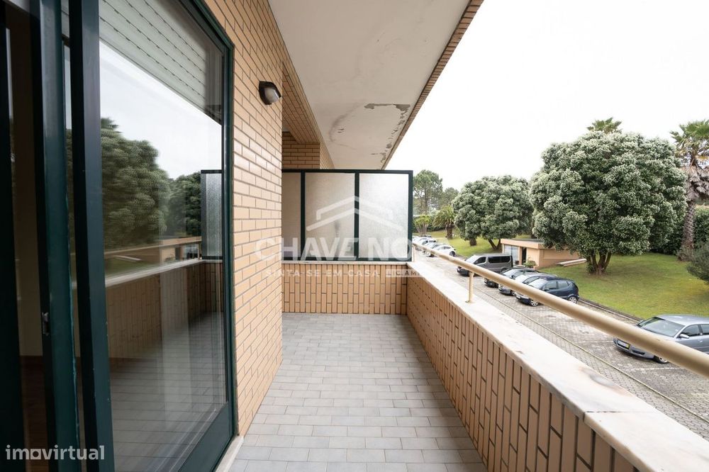 Apartamento T2  1ª linha Mar, 2 varandas, condomínio fechado