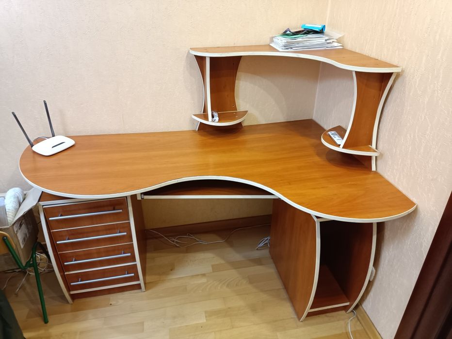 Продам стіл комп'ютерний б/в