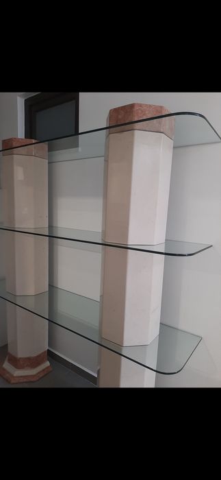 Móvel de colunas em pedra mármore e vidro